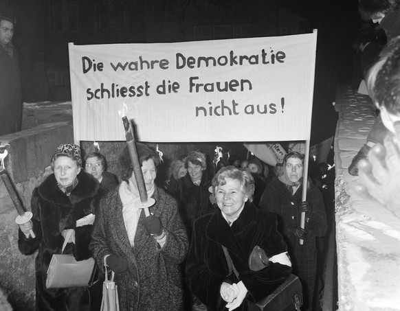 ARCHIVE --- DIE ZUERCHER FRAUENZENTRALE FEIERT AM 8. MAERZ IHR 100JAEHRIGES BESTEHEN. ZU DIESEM JUBILAEUM STELLEN WIR IHNEN DIESES BILD AUS DEN AKTIVITAETEN DIESES DACHVEBANDES DER FRAUENORGANISATIONE ...