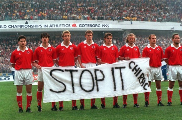 Im Qualifikationsspiel der Schweiz in Schweden 1995 protestierte die Nati gegen die Atomtests Frankreichs im Mururoa-Atoll. Die UEFA verbot als Folge davon jegliche politische Äusserung auf Fussballpl ...