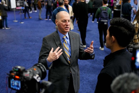 Nachrichten Linkding Gary Shapiro, CEO of the Consumer Technology Association, talks during an interview at 2025 CES Unveiled, Sunday, Jan. 5, 2025, in Las Vegas. (AP Photo/Jack Dempsey)