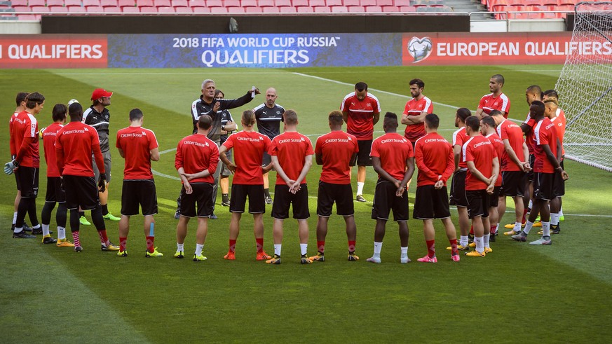 Switzerland&#039;s head coach Vladimir Petkovic, center, talks to his players during a training session, at the Estadio da Luz stadium, in Lisbon, Portugal, Monday, October 9, 2017. Portugal will face ...