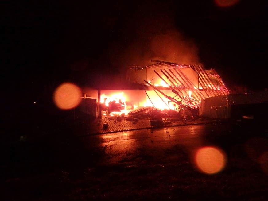 Nach dem verheerenden Brand bargen die Einsatzkräfte der Polizei zwei Leichen aus der Brandruine.