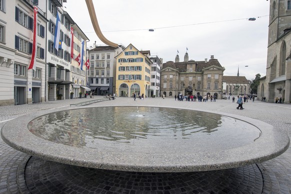 Autofreier Muensterhof in Zuerich am Freitag, 15. April 2016. Puenktlich zum Sechselaeuten ist der Muensterhof fertig umgebaut. Die Parkplaetze sind verschwunden, der Platz ist frisch gepflastert, aus ...