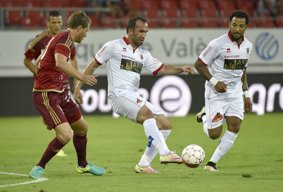 Les joueurs valaisans Theofanis Gekas, au centre et Carlitos, droite, luttent pour le ballon avec le joueur liechtensteinois Nicolas Hasler, lors de la rencontre de football de Super League entre le F ...