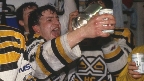 Die HC Lugano-Eishockeyspieler Beat Eggimann, Alfred Luethi, Andy Ton und Bernasconi feiern am 25. Maerz 1987 in der Garderobe im Stadion La Resega nach dem entscheidenden gewonnenen Playoff-Spiel geg ...