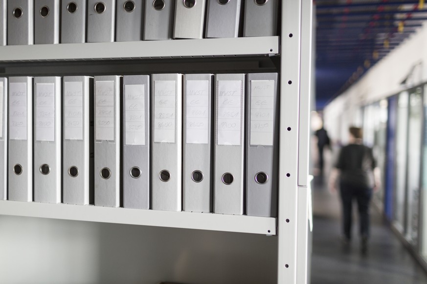 ARCHIVBILD ZUM MOEGLICHEN STELLENABBAU BEIM BUND -- Folders on shelves at the Swiss Federal Tax Administration (SFTA) office in Berne, Switzerland, on March 3, 2015. (KEYSTONE/Gaetan Bally)