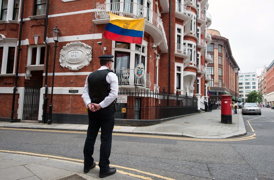 Polizist vor der Botschaft Ecuadors in London.