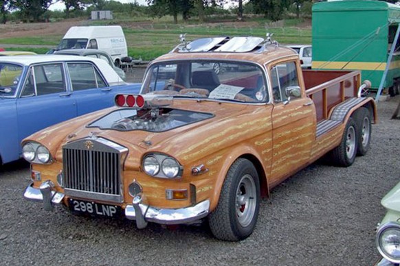 Hier auch mehr Comedy als Car. (Ist übrigens vermutlich kein echter Rolls: Die gab's nämlich nicht als sechsrädrige Pickup-Version mit Motorhaube aus Glas und Doppelsonnendach. Jedenfalls nicht lange  ...