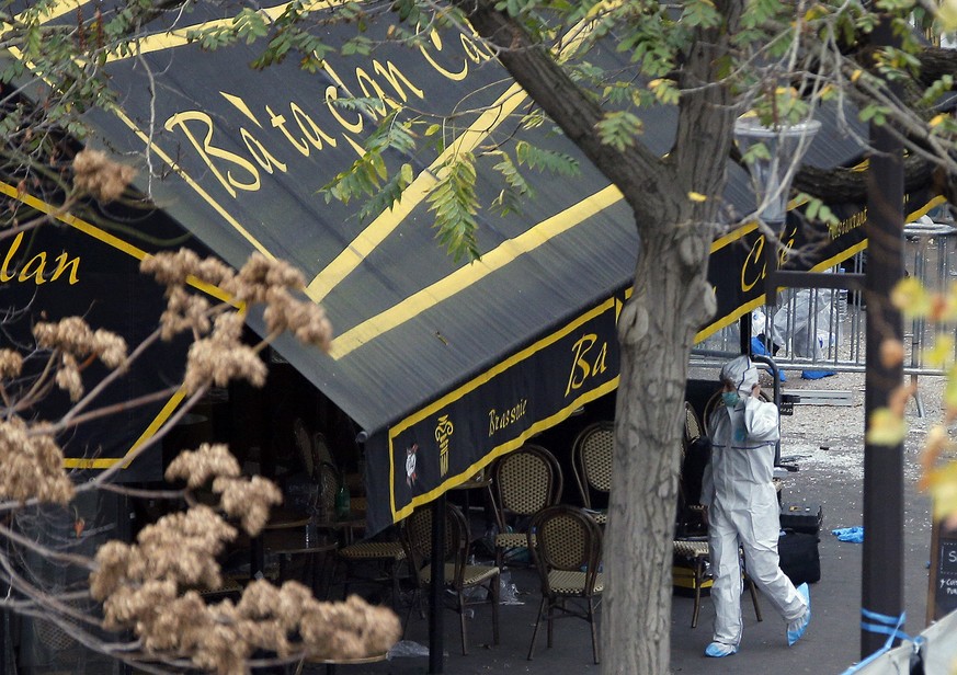 Ermittler bei der Arbeit im Konzertsaal Bataclan, wo die meisten der 130 Terroropfer von Paris starben. Viele Fragen zu den Anschlägen sind nach wie vor nicht geklärt.&nbsp;