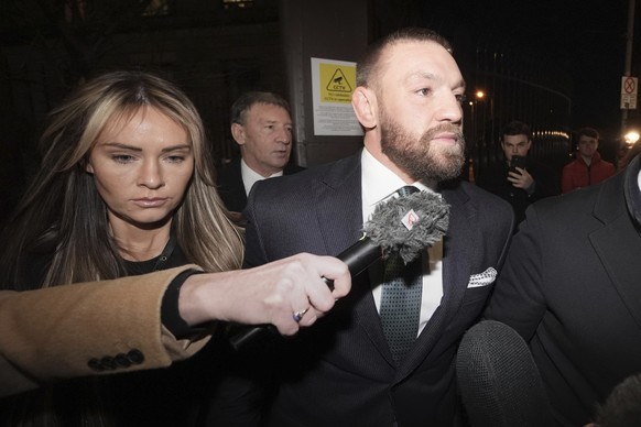 Nachrichten Linkding Conor McGregor and partner Dee Devlin leave the High Court in Dublin, Ireland, Friday, Nov. 22, 2024, after a civil jury found that mixed martial arts fighter sexually assaulted a woman in a hotel pen ...