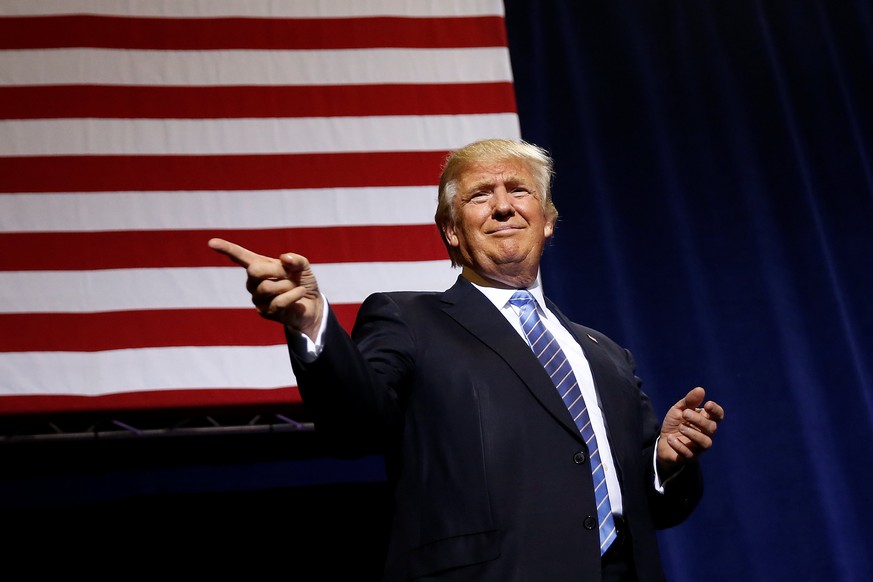 Republican presidential nominee Donald Trump speaks at a campaign rally in Phoenix, Arizona, U.S., August 31, 2016. REUTERS/Carlo Allegri TPX IMAGES OF THE DAY