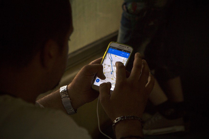 Ein syrischer Flüchtling in Serbien schätzt mithilfe seines Smartphones die Distanz zur ungarischen Grenze ab.&nbsp;