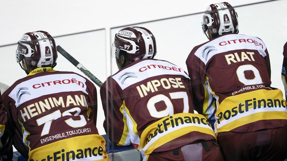 Geneve-Servette&#039;s players center Thomas Heinimann, left, forward Auguste Impose, center, and forward Damien Riat, right, wait on the bench, during the game of National League A (NLA) Swiss Champi ...