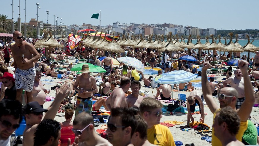 Predominantly German tourists sunbathe at the beach in Platja de Palma on the Spanish island Mallorca, pictured on June 4, 2010. (KEYSTONE/Ennio Leanza)

(Vornehmlich deutsche) Touristen braeunen sich ...