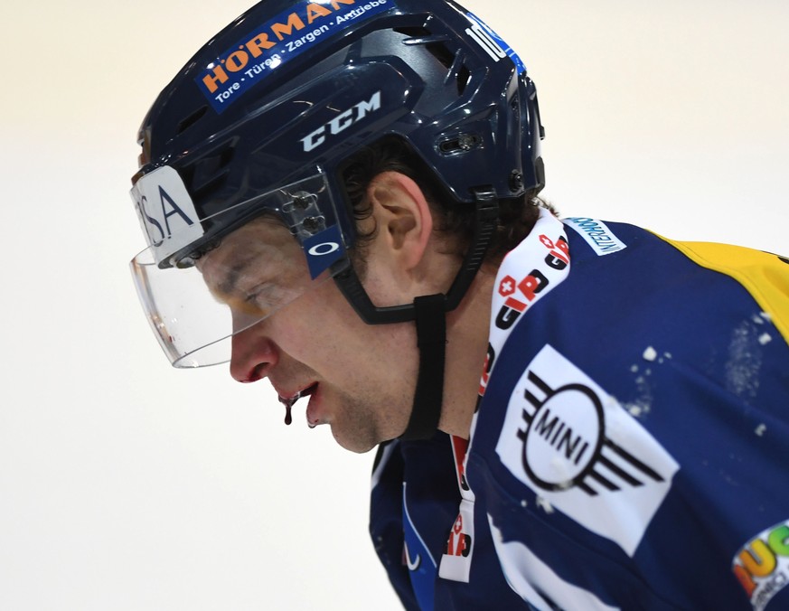 Ambris Janne Pesonen verletzt im Eishockey Meisterschaftsspiel der National League A zwischen dem HC Ambri-Piotta und den SCL Tigers, in der Valascia Eishalle in Ambri, am Samstag, 3. Dezember 2016. ( ...