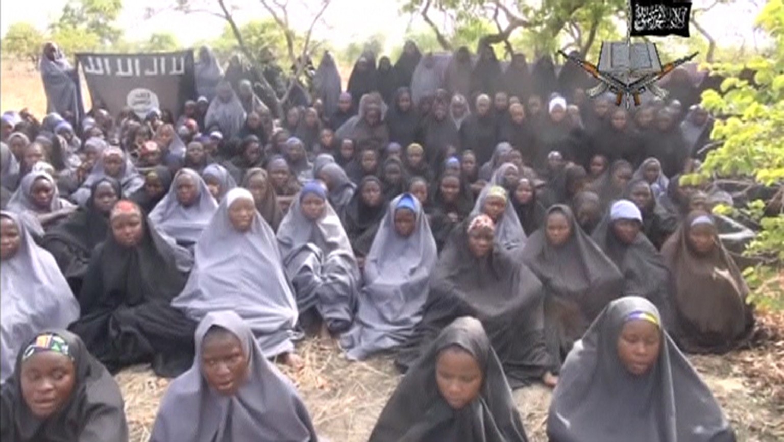 In einem Video führte die Boko Haram die entführten Schülerinnen vor.