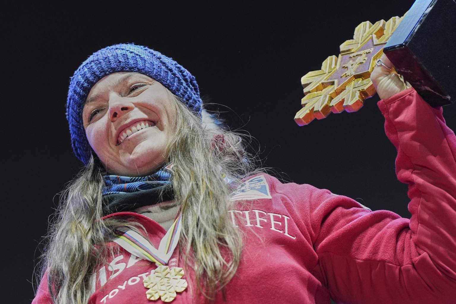 Nachrichten Linkding United States' Breezy Johnson shows her gold medal for a women's downhill race, at the Alpine Ski World Championships, in Saalbach-Hinterglemm, Austria, Saturday, Feb. 8, 2025. (AP Photo/Gio ...