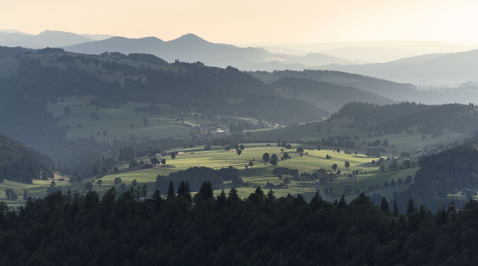 Evening falls over the Bernese Jura, near Chasseral mountain, Switzerland, August 13, 2013. (KEYSTONE/Christian Beutler)

Abendstimmung ueber den Berner Jura in der Naehe des Chasseral, aufgenommen am ...