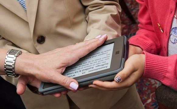 Die linke Hand von Suzi LeVine lag bei der Zeremonie auf einem E-Reader, der von ihren Töchtern gehalten wurde.&nbsp;