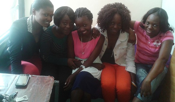 Sheila, Chishimba, Kenny, Makonde und Beauty: Five young women, one room..