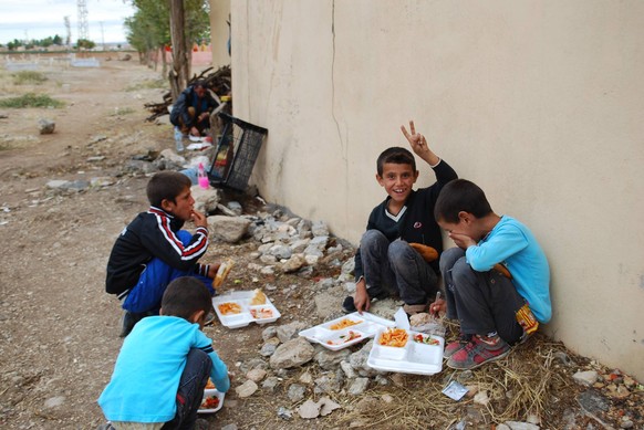 Kinder verpflegen sich in&nbsp;Çaykara. In den Grenzdörfern werden täglich drei Mahlzeiten gratis verteilt.&nbsp;