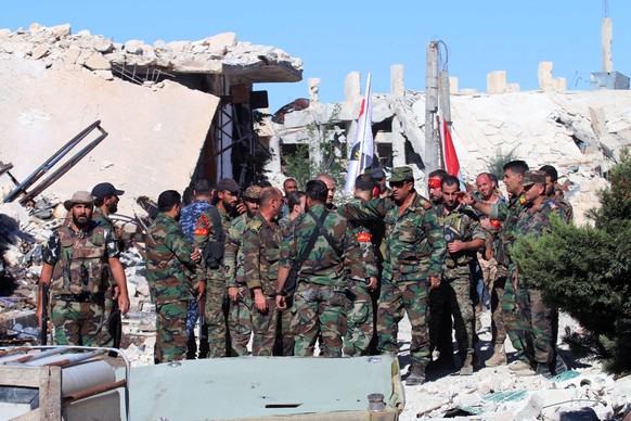 epa05555253 A handout photo released on 25 September 2016 by the official Syrian Arab News Agency (SANA) showing Syrian soldiers at Handarat camp in the north of Aleppo, Syria, 24 September 2016. Acco ...