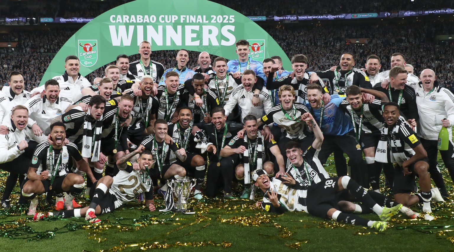 Nachrichten Linkding Newcastle players celebrate after winning the EFL Cup final soccer match between Liverpool and Newcastle at Wembley Stadium in London, Sunday, March 16, 2025. (AP Photo/Scott Heppell)
Britain Soccer E ...