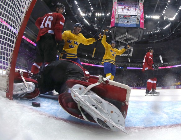 Oldie Daniel Alfredsson nutzt den einzigen Fehler von Reto Berra eiskalt aus.