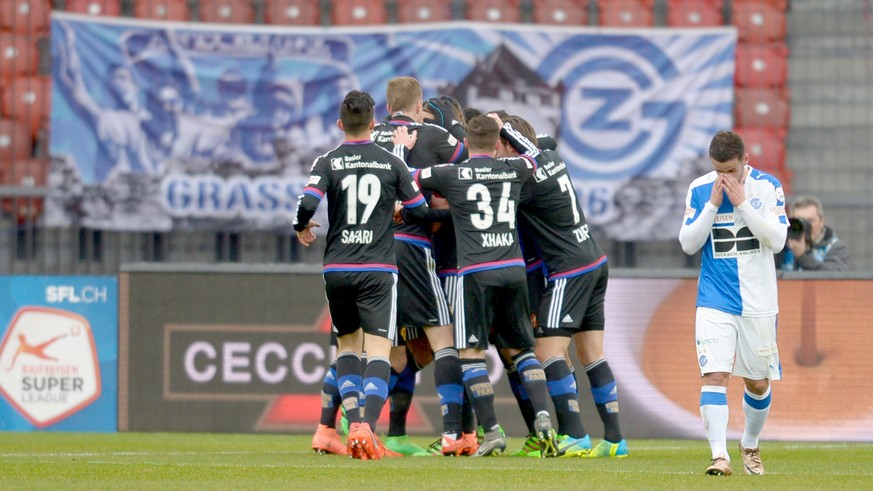 Die Basler feiern Langs Tor zur frühen 1:0-Führung.