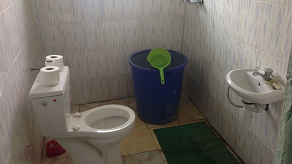Mein Badezimmer in Mongomo mit der bereitstehenden «Dusche».
