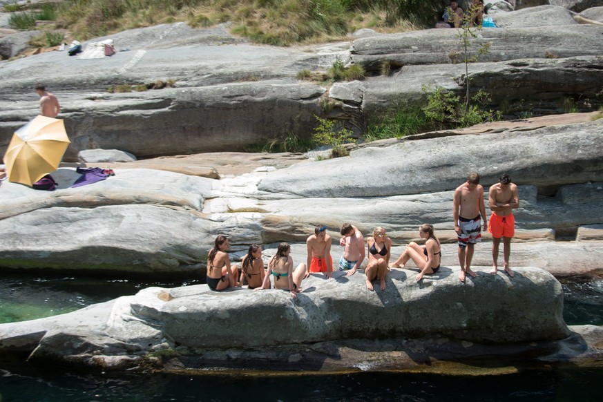 Leute geniessen das sommerliche Wetter im Verzasca-Fluss bei Lavertezzo, am Samstag, 5. August 2017. (KEYSTONE/Ti-Press/Pablo Gianinazzi)