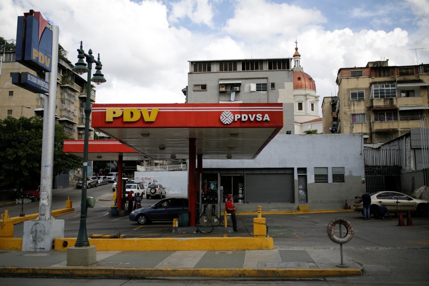 A view of a gas station of Venezuelan state oil company PDVSA in Caracas, Venezuela August 10, 2016. Picture taken August 10, 2016. REUTERS/Marco Bello