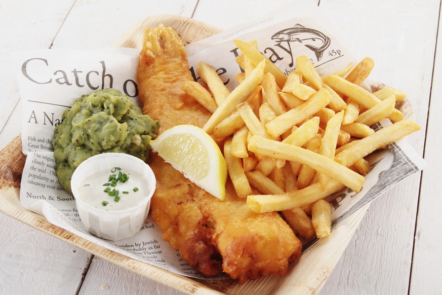 classic fish and chips with tartare and mushy peas erbsen fisch englisch britisch essen food