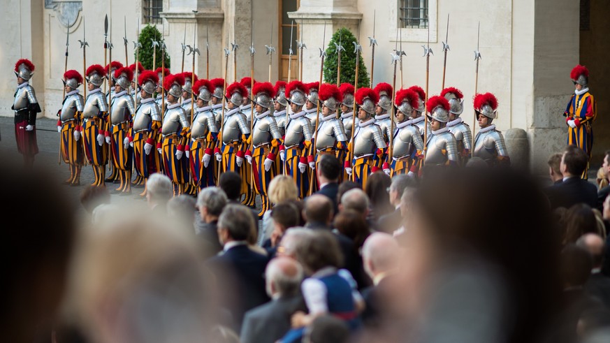 23 neue Schweizer Gardisten warten am Freitag, 6. Mai 2016, im Damasushof des Apostolischen Palastes im Vatikan auf ihre Vereidigung. (KEYSTONE/Ti-Press/Gabriele Putzu)