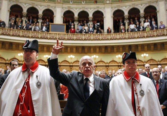 Ueli Maurer, SVP-ZH, wird als Bundesrat vereidigt, kurz nach seiner Wahl an der Sitzung der Vereinigten Bundesversammlung, am Mittwoch, 10. Dezember 2008, im Bundeshaus in Bern. (KEYSTONE/POOL BUNDESH ...