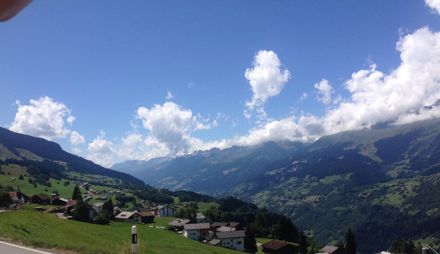 Der Blick über Obersaxen die Surselva hinauf.