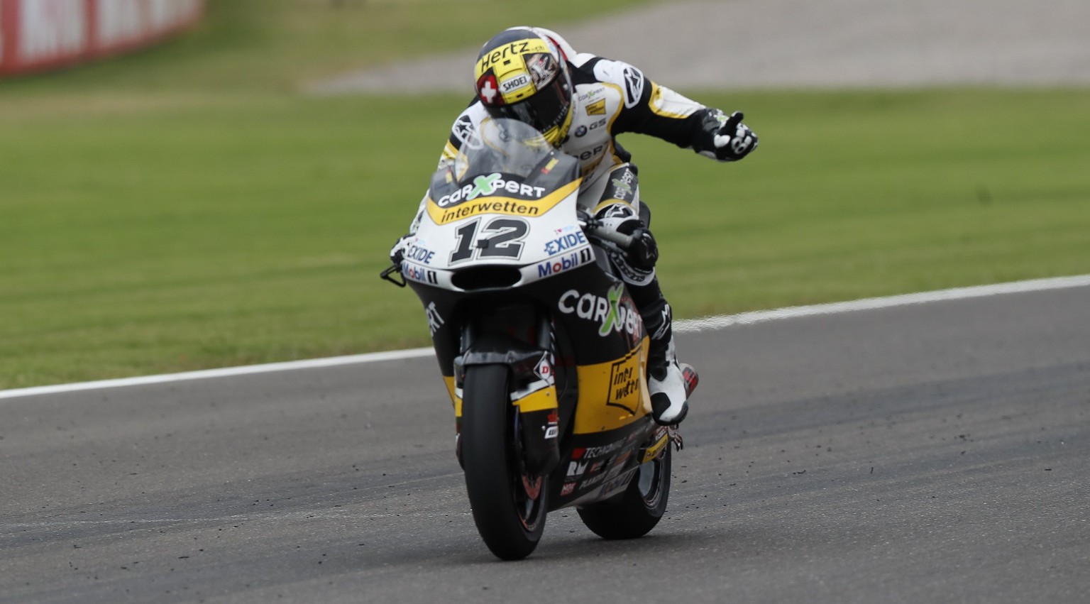 epa05900033 Swiss rider Thomas Luthi of Kalex celebrates his third place during the Moto 2 Category race at the Grand Prix of Argentina MotoGP, in the Termas de Rio Hondo, Santiago del Estero, Argenti ...