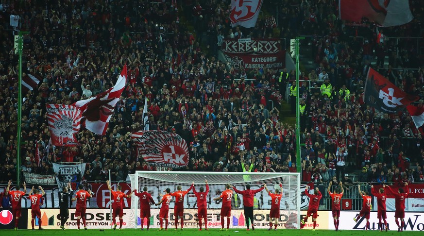 Jubel am Betzenberg: Fans und Spieler des 1. FC Kaiserslautern feiern im Fritz-Walter-Stadion.