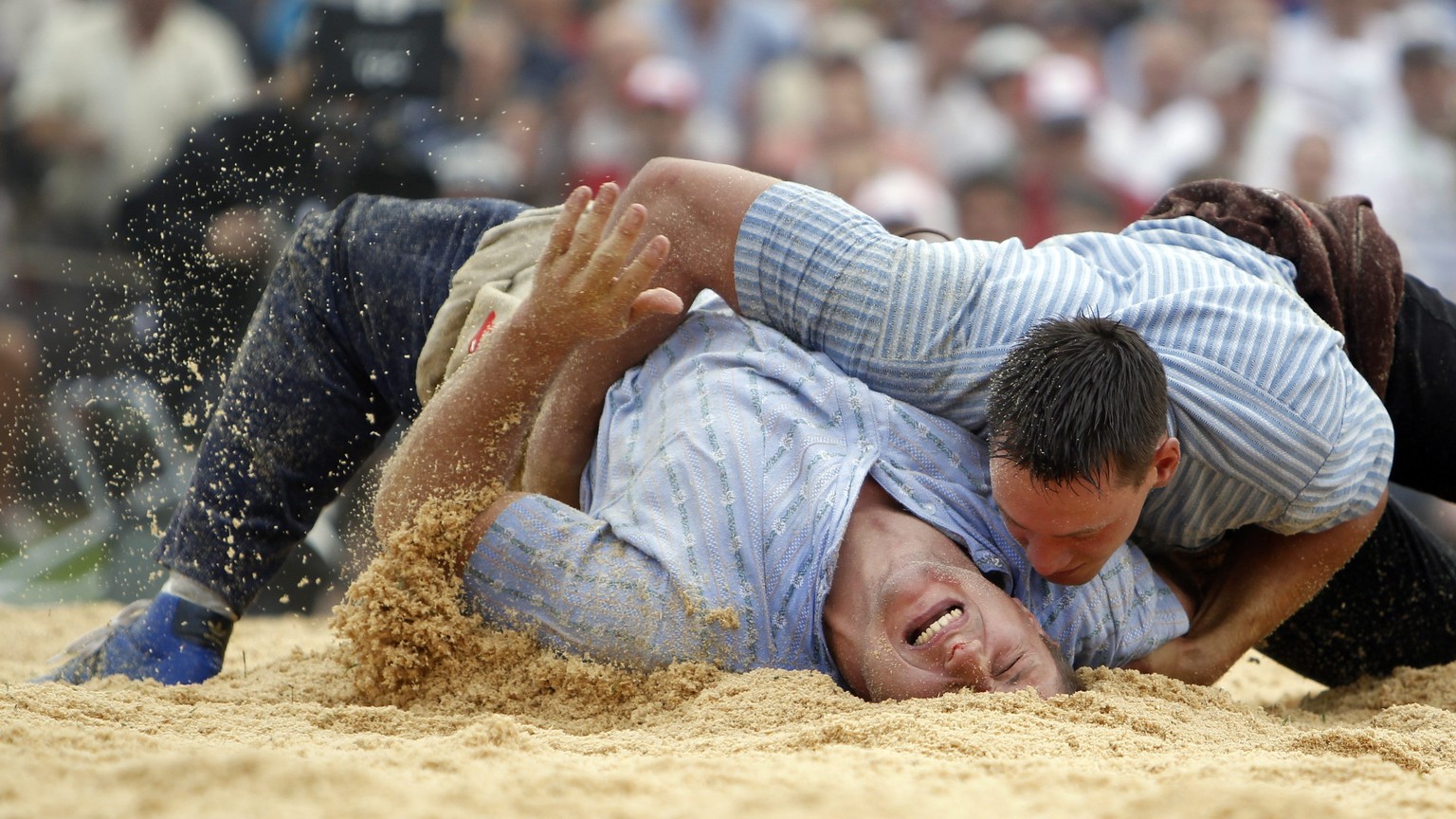 ARCHIVBILD ZUM SDA-TEXT UEBER DAS SPORTJAHR 2010, AM DIENSTAG, 2. JUNI 2020 - Schwinger Joerg Abderhalden, unten ringt gegen Kilian Wenger am Eidgenoessischen Schwingfest in Frauenfeld am Sonntag, 22. ...