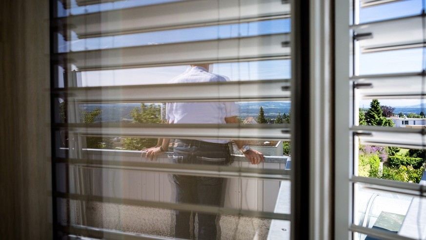 A.C. blickt auf dem Balkon seines Hauses ins Reusstal. Er lebt mit seiner Familie in dem Haus, wo sich vor 20 Jahren das Familiendrama ereignete.