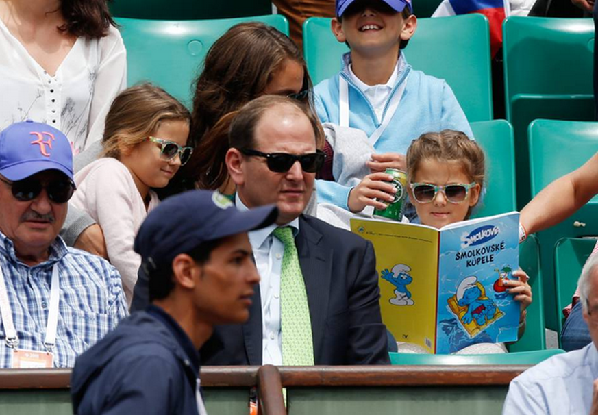 Myla und Charlene Federer schauen lieber ins Comic-Heftli als ihrem Vater zu.