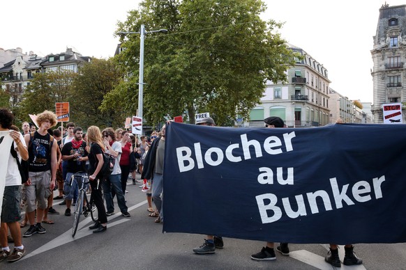 «In den Bunker mit Blocher»: Demonstranten marschieren in Genf gegen SVP-Exponenten.