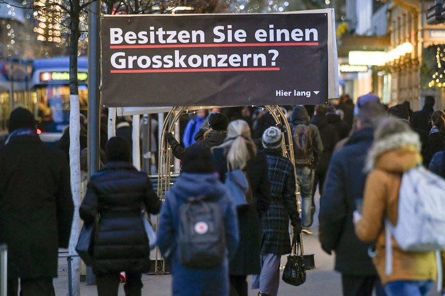 Eine Aktion der SP Schweiz zur Lancierung der Nein-Kampagne zur Unternehmenssteuerreform III (USR III), an der Zuercher Bahnhofstrasse, am Dienstag, 29. November 2016, in Zuerich. Die Vorlage gelangt  ...