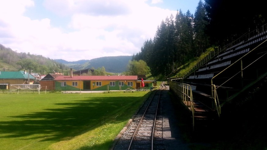 Durch diese hohle Gasse wird er kommen. Nicht Gessler, der Dampfzug.