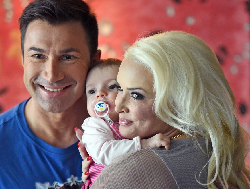 epa05211398 German singer Lucas Cordalis and TV host Daniela Katzenberger pose with their daughter Sophia during a photo call for the reality show &#039;Daniela Katzenberger - Mit Lucas im Hochzeitsfi ...