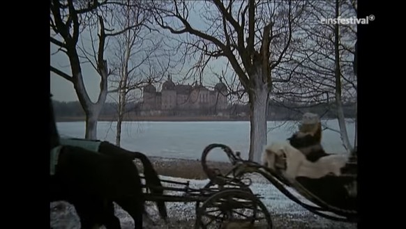 Kunstschnee an den Bäumen und auf dem Boden. Für die Dächer der sächsischen Moritzburg reichte es nicht mehr.