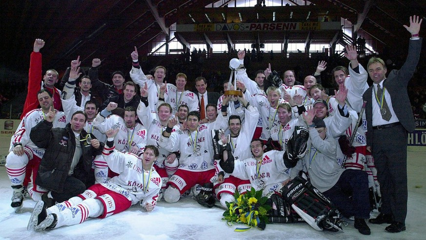 Die Kölner Haie feiern den Sieg am Spengler Cup 1999.