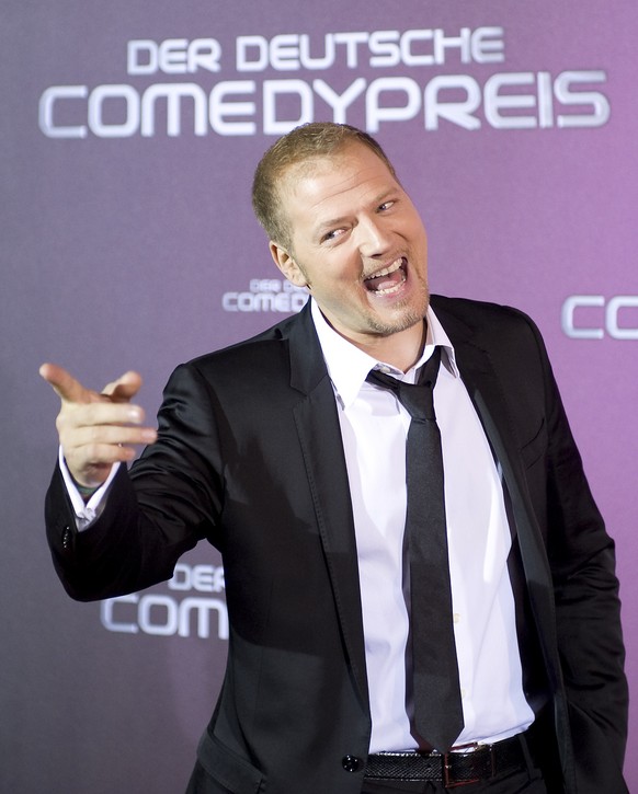 Comedian Mario Barth posiert am Dienstag, 20. Oktober 2009, auf dem roten Teppich zum Deutschen Comedy Preis 2009 in Koeln, Nordrhein-Westfalen. (AP Photo/Martin Meissner) --- Comedian Mario Barth pos ...