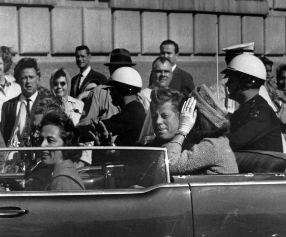 JFK mit seiner Frau Jacqueline, kurz bevor er erschossen wurde.