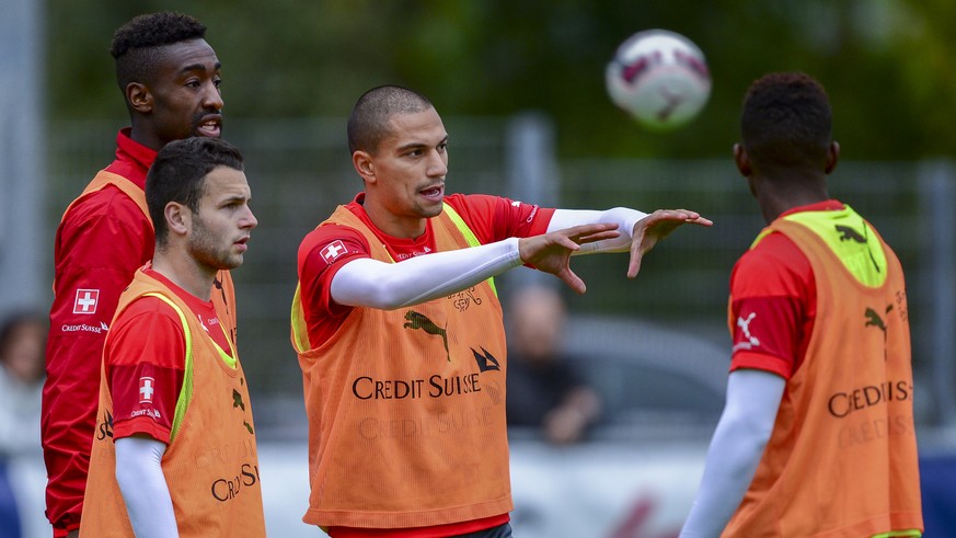 Captain Inler gibt Johan Djourou und Renato Steffen im Training Anweisungen.