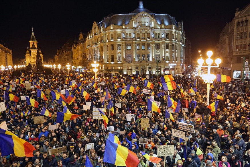 epa05771620 People shout anti-government slogans during a protest rally in Timisoara, Romania, 04 February 2017. Following mass protests, Romania&#039;s government on 04 February 2017 announced to wit ...